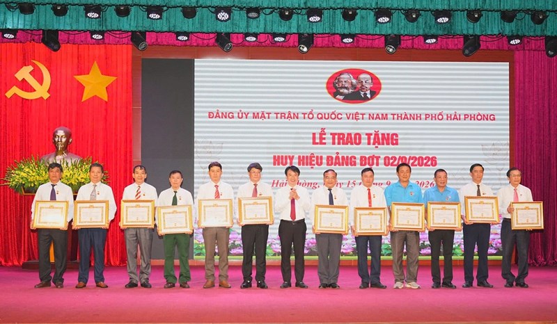Trao tặng huy hiệu 35 năm tuổi Đảng cho 12 đảng viên thuộc Đảng bộ MTTQ Việt Nam thành phố
